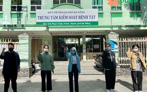 2 sinh viên khoa Dược tình nguyện tham gia hỗ trợ công tác phòng chống dịch Covid-19 tại bệnh viện dã chiến 